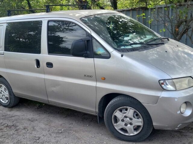Серый Хендай Н 200, объемом двигателя 0 л и пробегом 300 тыс. км за 3300 $, фото 1 на Automoto.ua
