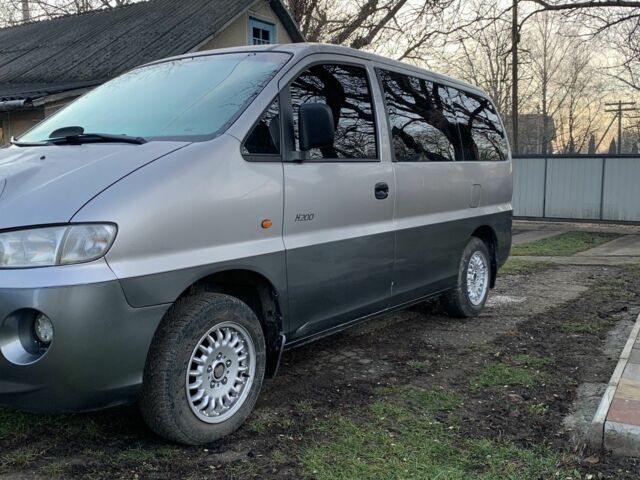 Серый Хендай Н 200, объемом двигателя 2.5 л и пробегом 327 тыс. км за 5200 $, фото 2 на Automoto.ua