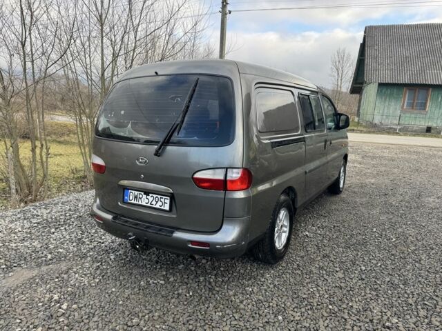 Серый Хендай Н 200, объемом двигателя 2.5 л и пробегом 358 тыс. км за 2600 $, фото 3 на Automoto.ua