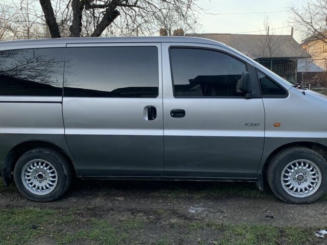 Серый Хендай Н 200, объемом двигателя 2.5 л и пробегом 327 тыс. км за 5200 $, фото 4 на Automoto.ua