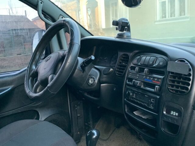 Серый Хендай Н 200, объемом двигателя 2.5 л и пробегом 327 тыс. км за 5200 $, фото 1 на Automoto.ua