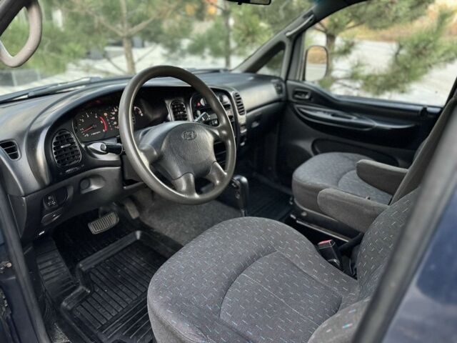 Синій Хендай Н 200, об'ємом двигуна 2.5 л та пробігом 305 тис. км за 3999 $, фото 10 на Automoto.ua