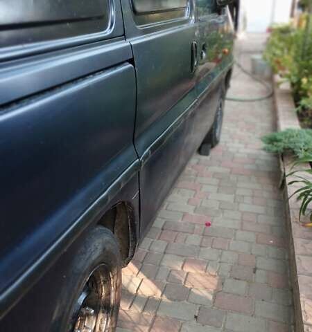 Синий Хендай Н 200, объемом двигателя 2.5 л и пробегом 450 тыс. км за 2500 $, фото 2 на Automoto.ua