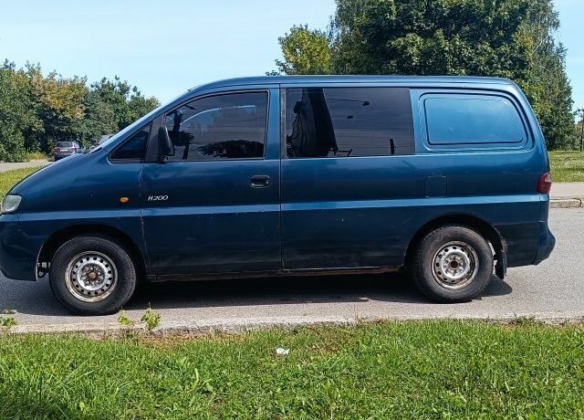 Синий Хендай Н 200, объемом двигателя 2.5 л и пробегом 300 тыс. км за 3999 $, фото 5 на Automoto.ua