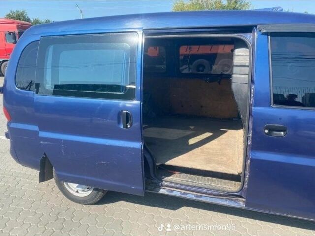 Синий Хендай Н 200, объемом двигателя 2.5 л и пробегом 370 тыс. км за 2200 $, фото 1 на Automoto.ua