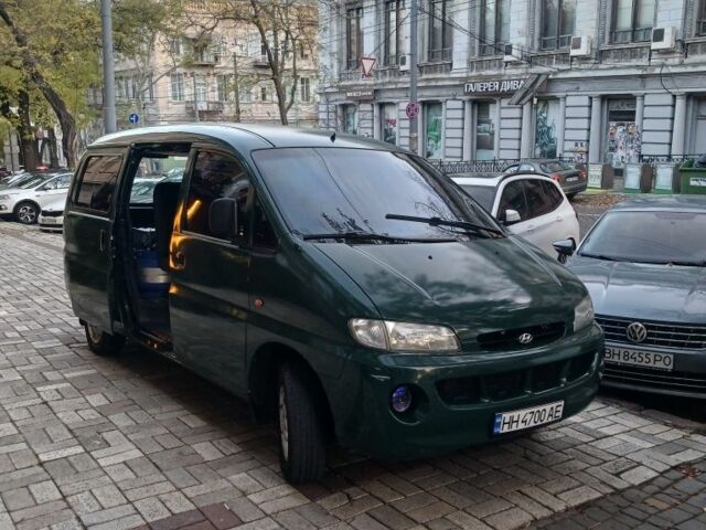 Зеленый Хендай Н 200, объемом двигателя 2.5 л и пробегом 399 тыс. км за 4000 $, фото 2 на Automoto.ua