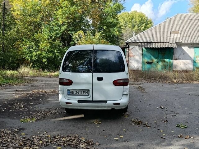 Белый Хендай Н1 (Старекс), объемом двигателя 2.5 л и пробегом 345 тыс. км за 3000 $, фото 13 на Automoto.ua