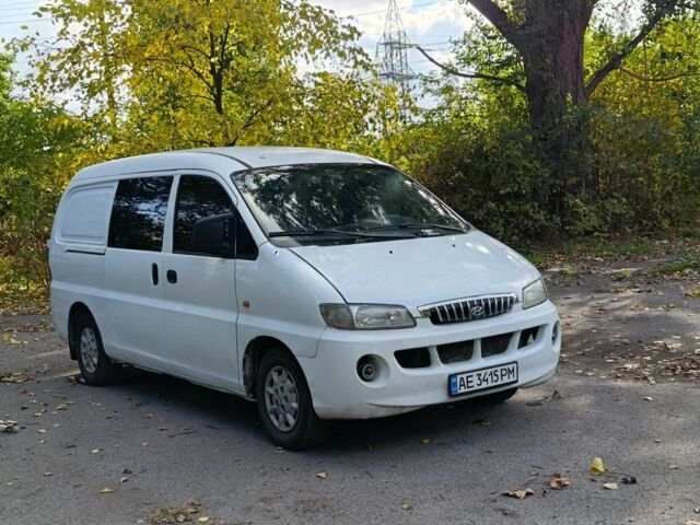Белый Хендай Н1 (Старекс), объемом двигателя 2.5 л и пробегом 345 тыс. км за 3000 $, фото 2 на Automoto.ua