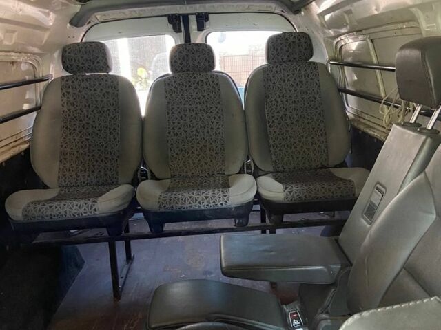 Белый Хендай Н1 (Старекс), объемом двигателя 2.5 л и пробегом 400 тыс. км за 2501 $, фото 7 на Automoto.ua