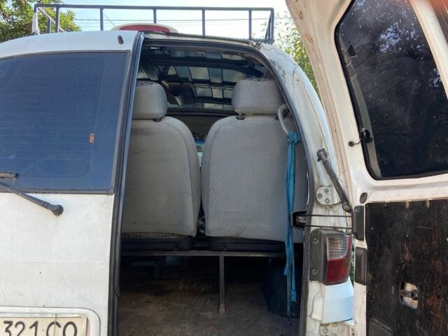 Белый Хендай Н1 (Старекс), объемом двигателя 2.5 л и пробегом 400 тыс. км за 2501 $, фото 3 на Automoto.ua