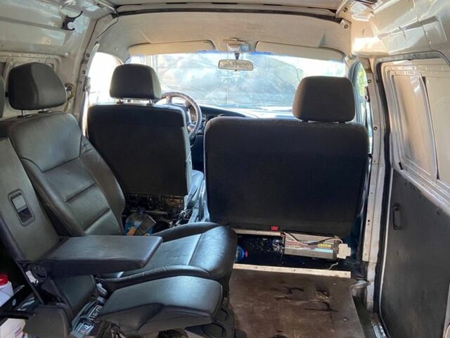 Белый Хендай Н1 (Старекс), объемом двигателя 2.5 л и пробегом 400 тыс. км за 2501 $, фото 2 на Automoto.ua