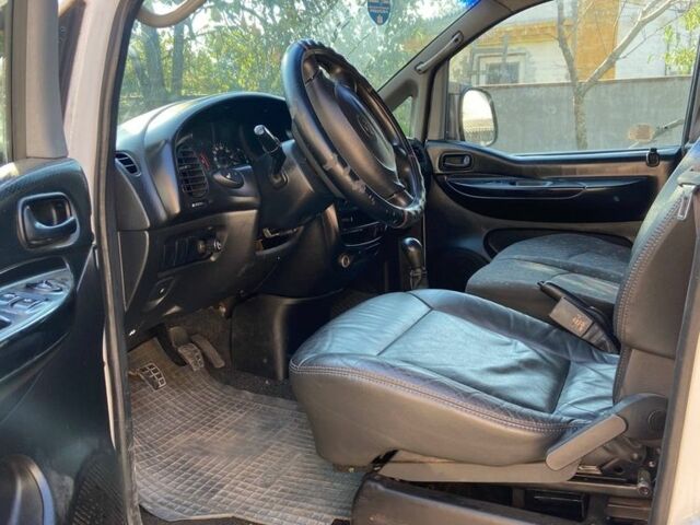 Белый Хендай Н1 (Старекс), объемом двигателя 2.5 л и пробегом 400 тыс. км за 2501 $, фото 4 на Automoto.ua