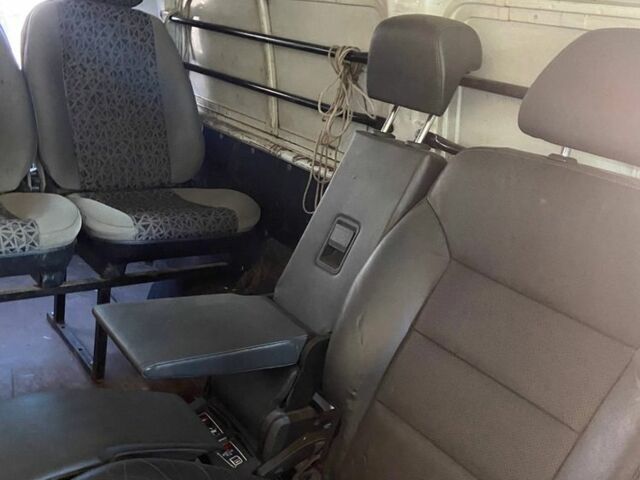 Белый Хендай Н1 (Старекс), объемом двигателя 2.5 л и пробегом 400 тыс. км за 2501 $, фото 6 на Automoto.ua