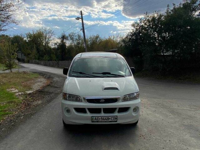 Белый Хендай Н1 (Старекс), объемом двигателя 2.5 л и пробегом 300 тыс. км за 3500 $, фото 3 на Automoto.ua