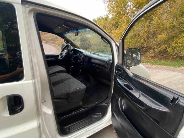 Белый Хендай Н1 (Старекс), объемом двигателя 2.5 л и пробегом 300 тыс. км за 3500 $, фото 11 на Automoto.ua