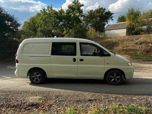 Белый Хендай Н1 (Старекс), объемом двигателя 2.5 л и пробегом 300 тыс. км за 3500 $, фото 6 на Automoto.ua