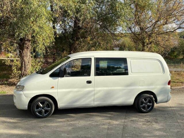 Белый Хендай Н1 (Старекс), объемом двигателя 2.5 л и пробегом 300 тыс. км за 3500 $, фото 14 на Automoto.ua