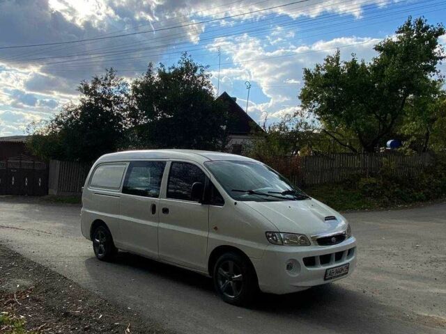 Белый Хендай Н1 (Старекс), объемом двигателя 2.5 л и пробегом 300 тыс. км за 3500 $, фото 2 на Automoto.ua