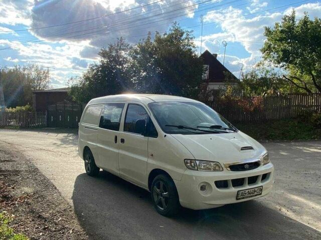 Белый Хендай Н1 (Старекс), объемом двигателя 2.5 л и пробегом 300 тыс. км за 3500 $, фото 1 на Automoto.ua