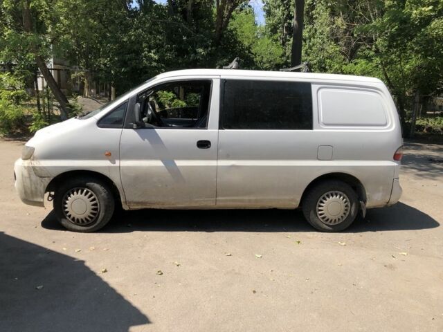 Белый Хендай Н1 (Старекс), объемом двигателя 2.5 л и пробегом 340 тыс. км за 4000 $, фото 3 на Automoto.ua