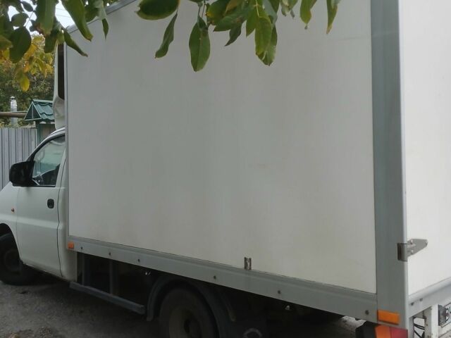 Белый Хендай Н1 (Старекс), объемом двигателя 2.5 л и пробегом 170 тыс. км за 7000 $, фото 2 на Automoto.ua