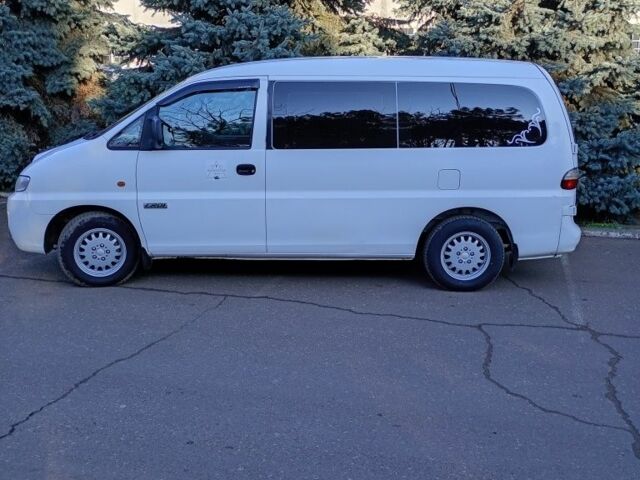 Белый Хендай Н1 (Старекс), объемом двигателя 2.5 л и пробегом 310 тыс. км за 6000 $, фото 1 на Automoto.ua