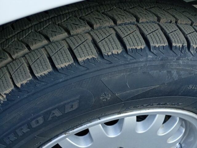 Белый Хендай Н1 (Старекс), объемом двигателя 2.5 л и пробегом 310 тыс. км за 6000 $, фото 3 на Automoto.ua