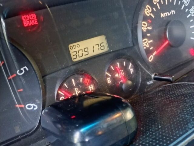 Белый Хендай Н1 (Старекс), объемом двигателя 2.5 л и пробегом 310 тыс. км за 6000 $, фото 4 на Automoto.ua