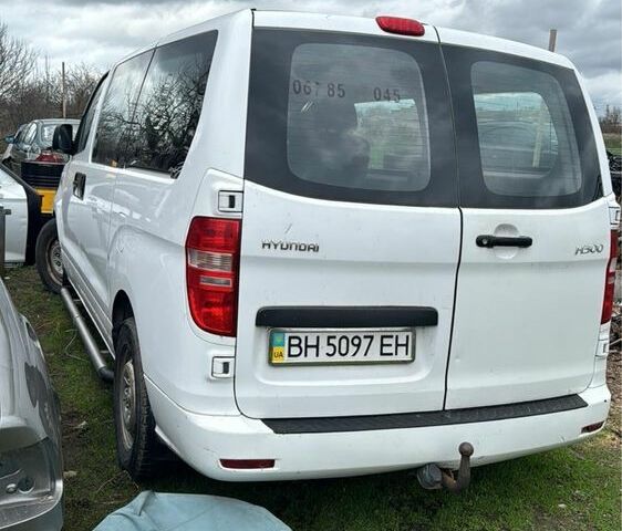 Белый Хендай Н1 (Старекс), объемом двигателя 2.5 л и пробегом 180 тыс. км за 3900 $, фото 3 на Automoto.ua
