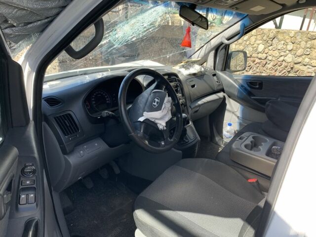 Белый Хендай Н1 (Старекс), объемом двигателя 2.5 л и пробегом 180 тыс. км за 3900 $, фото 4 на Automoto.ua