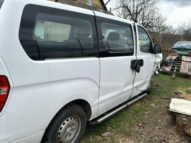 Белый Хендай Н1 (Старекс), объемом двигателя 2.5 л и пробегом 180 тыс. км за 3900 $, фото 2 на Automoto.ua