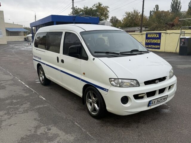 Белый Хендай Н1 (Старекс), объемом двигателя 2.5 л и пробегом 410 тыс. км за 3500 $, фото 3 на Automoto.ua