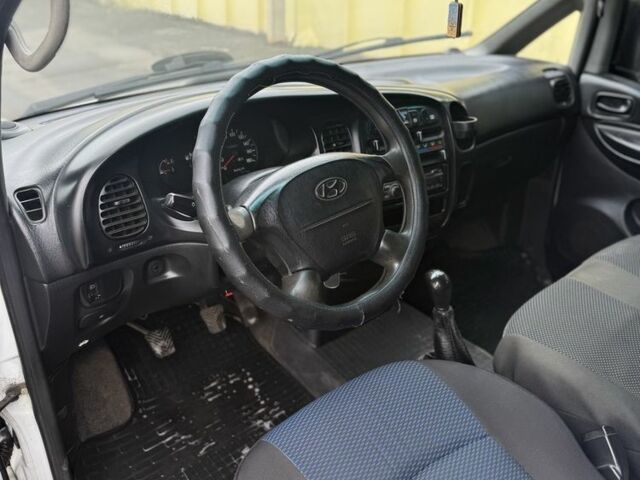 Белый Хендай Н1 (Старекс), объемом двигателя 2.5 л и пробегом 410 тыс. км за 3500 $, фото 5 на Automoto.ua