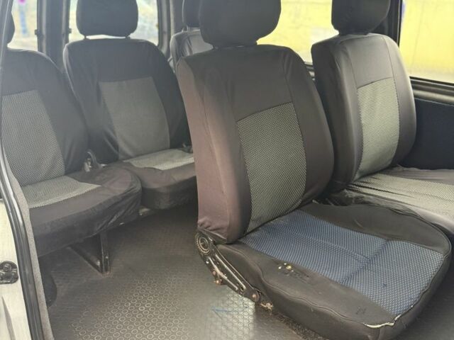 Белый Хендай Н1 (Старекс), объемом двигателя 2.5 л и пробегом 410 тыс. км за 3500 $, фото 4 на Automoto.ua