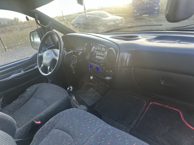 Белый Хендай Н1 (Старекс), объемом двигателя 2.5 л и пробегом 300 тыс. км за 2850 $, фото 7 на Automoto.ua