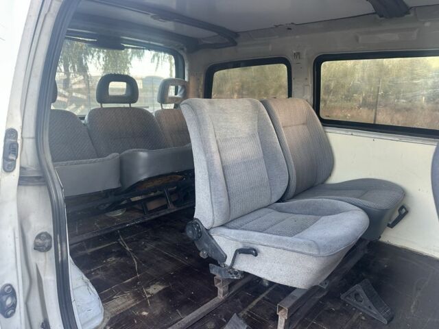 Белый Хендай Н1 (Старекс), объемом двигателя 2.5 л и пробегом 300 тыс. км за 2850 $, фото 10 на Automoto.ua