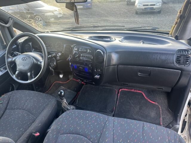 Белый Хендай Н1 (Старекс), объемом двигателя 2.5 л и пробегом 300 тыс. км за 2850 $, фото 8 на Automoto.ua