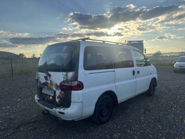 Белый Хендай Н1 (Старекс), объемом двигателя 2.5 л и пробегом 300 тыс. км за 2850 $, фото 5 на Automoto.ua