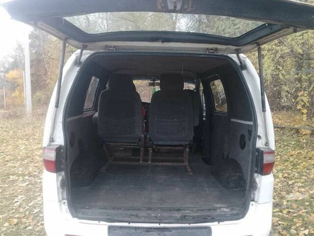 Белый Хендай Н1 (Старекс), объемом двигателя 2.5 л и пробегом 227 тыс. км за 2500 $, фото 3 на Automoto.ua