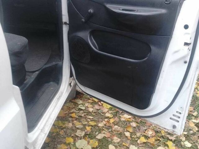 Белый Хендай Н1 (Старекс), объемом двигателя 2.5 л и пробегом 227 тыс. км за 2500 $, фото 12 на Automoto.ua