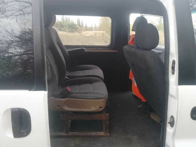 Белый Хендай Н1 (Старекс), объемом двигателя 2.5 л и пробегом 227 тыс. км за 2500 $, фото 6 на Automoto.ua