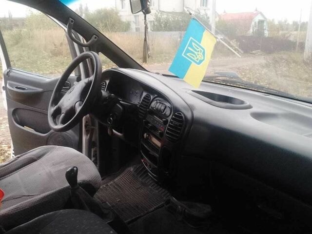 Белый Хендай Н1 (Старекс), объемом двигателя 2.5 л и пробегом 227 тыс. км за 2500 $, фото 7 на Automoto.ua