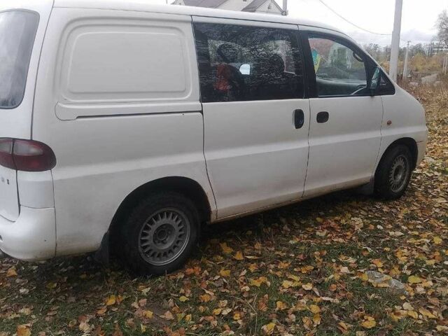 Белый Хендай Н1 (Старекс), объемом двигателя 2.5 л и пробегом 227 тыс. км за 2500 $, фото 1 на Automoto.ua