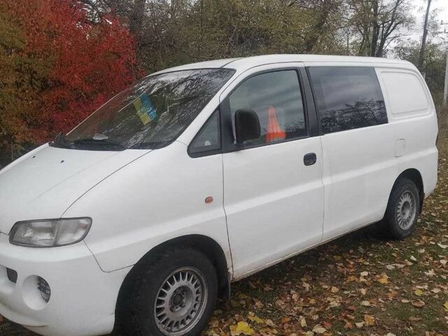Белый Хендай Н1 (Старекс), объемом двигателя 2.5 л и пробегом 227 тыс. км за 2500 $, фото 4 на Automoto.ua