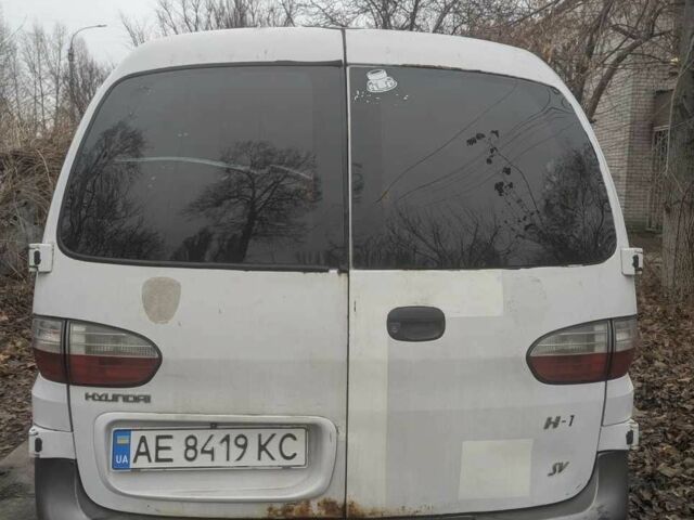 Белый Хендай Н1 (Старекс), объемом двигателя 2.4 л и пробегом 371 тыс. км за 125000 $, фото 5 на Automoto.ua