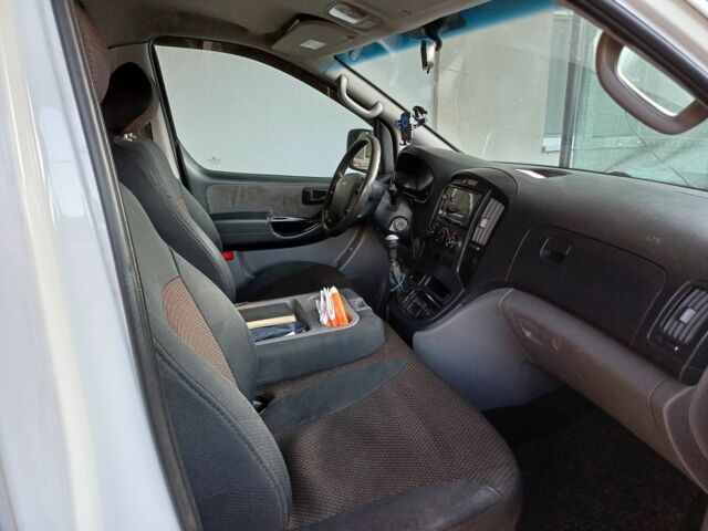 Белый Хендай Н1 (Старекс), объемом двигателя 2.5 л и пробегом 370 тыс. км за 7600 $, фото 3 на Automoto.ua