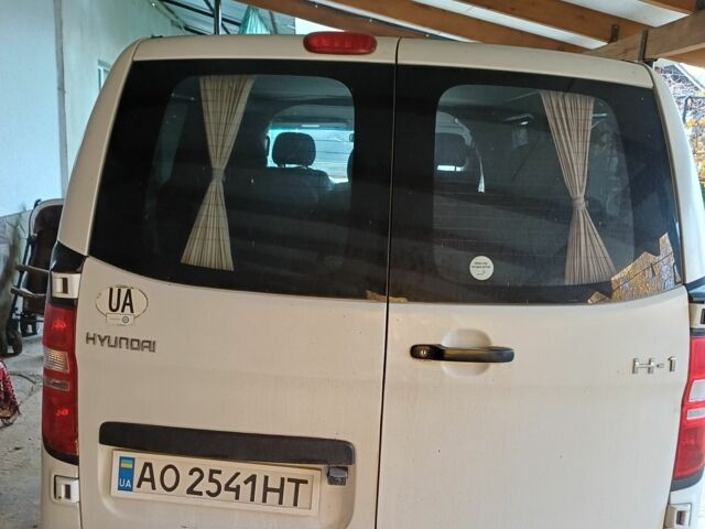 Белый Хендай Н1 (Старекс), объемом двигателя 2.5 л и пробегом 370 тыс. км за 7600 $, фото 2 на Automoto.ua