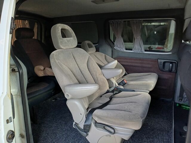 Белый Хендай Н1 (Старекс), объемом двигателя 2.5 л и пробегом 370 тыс. км за 7600 $, фото 5 на Automoto.ua