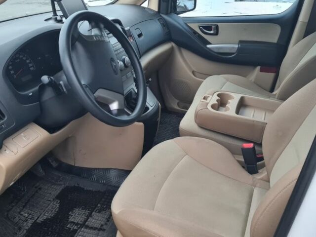 Белый Хендай Н1 (Старекс), объемом двигателя 2.5 л и пробегом 85 тыс. км за 17000 $, фото 4 на Automoto.ua