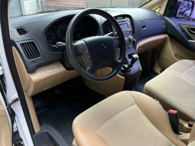 Белый Хендай Н1 (Старекс), объемом двигателя 2.5 л и пробегом 235 тыс. км за 10900 $, фото 11 на Automoto.ua